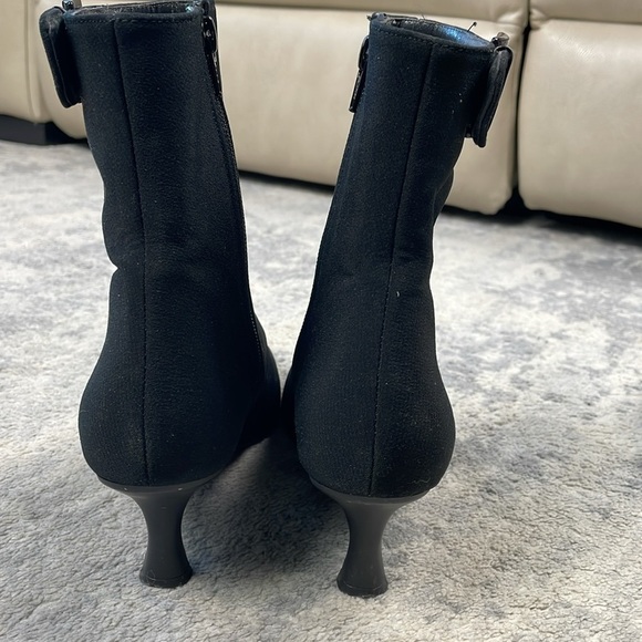 Stuart Weitzman Buckle Kitten Heel Ankle Boots Pointed Toe Witchy Black Sz 8.5 N - Picture 6 of 13